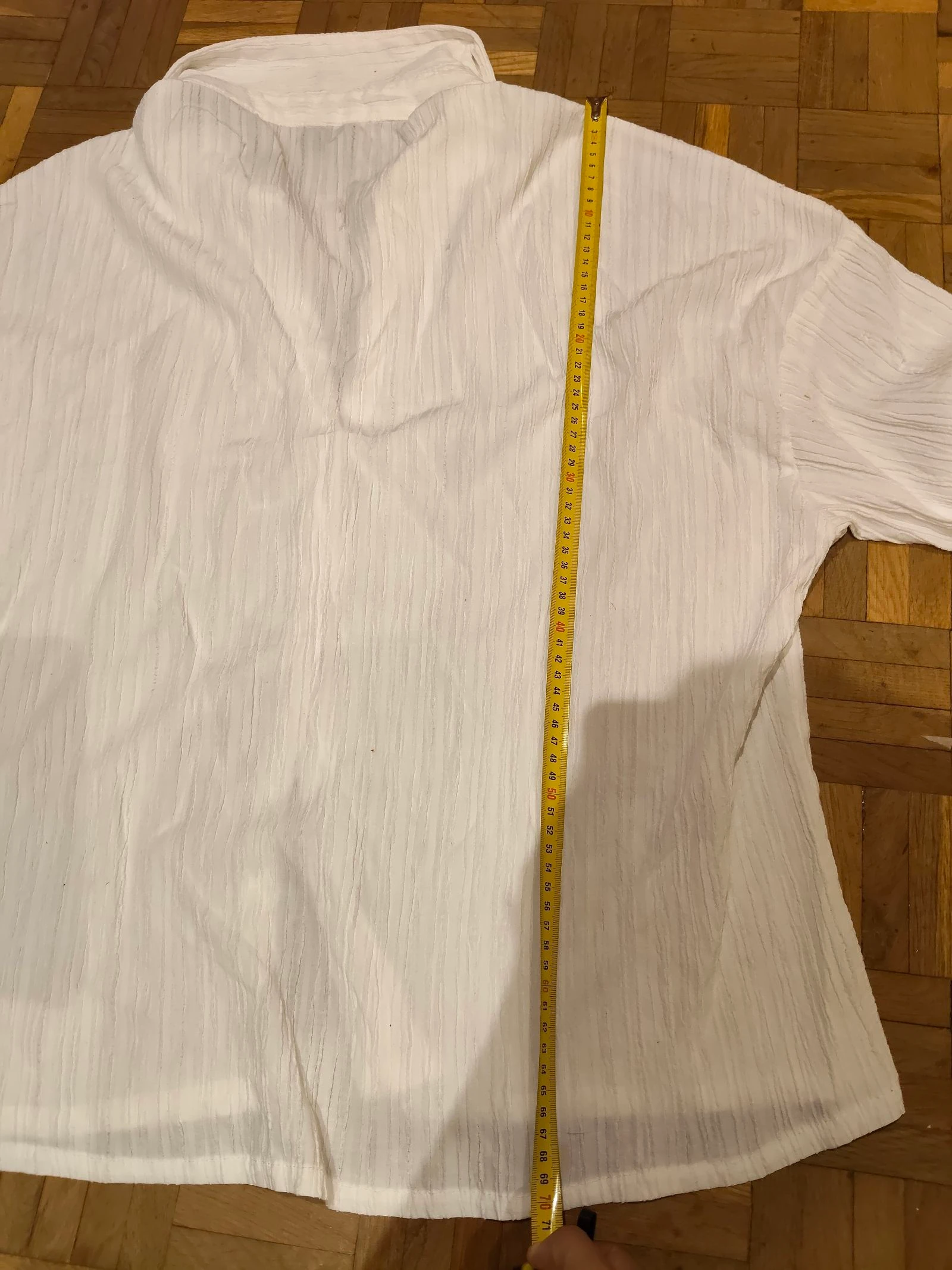 Mango-Breed uitlopende grijze broek en wit gestructureerd top – photo 10